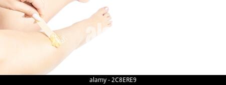 Haarentfernung Enthaarung. Routine für die weibliche Haut. Körperpflege Stockfoto