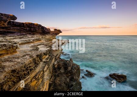 Herrlicher Blick auf die Felsformation entlang der Küste des Kamay Botany Bay National Park Stockfoto