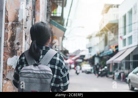 Frau reisen um die Welt mit Rucksack Freiheit und Relax-Life-Konzept. Stockfoto