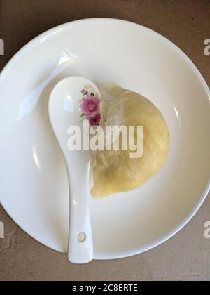 Frischer Durian mit Löffel auf dem weißen Teller am Morgen Stockfoto