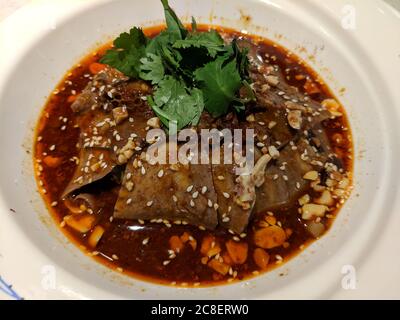 Geschnittene Rind- und Ochsenzunge in Chilisauce Stockfoto