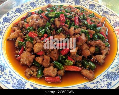 Chinesische traditionelle Küche scharf würzigen Kaninchenfleisch auf dem Teller in Chongqing Stockfoto