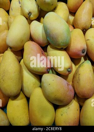 Gelbe frische Mangos auf dem Markt Stall unter hellem Licht Stockfoto