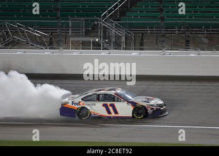 Kansas City, Kansas, USA. Juli 2020. Denny Hamlin (11) gewinnt die Super Start Batteries 400 präsentiert von O'Reilly Auto Parts auf dem Kansas Speedway in Kansas City, Kansas. Kredit: Stephen A. Arce/ASP/ZUMA Wire/Alamy Live Nachrichten Stockfoto