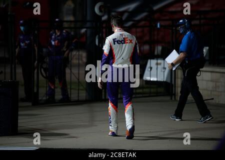 Kansas City, Kansas, USA. Juli 2020. Denny Hamlin (11) gewinnt die Super Start Batteries 400 präsentiert von O'Reilly Auto Parts auf dem Kansas Speedway in Kansas City, Kansas. Kredit: Stephen A. Arce/ASP/ZUMA Wire/Alamy Live Nachrichten Stockfoto