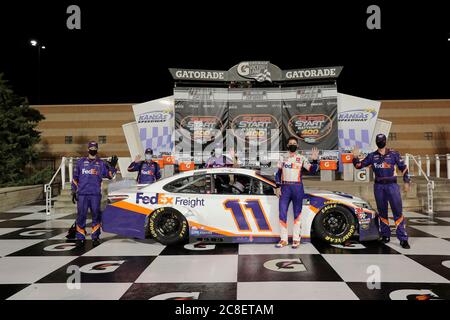 Kansas City, Kansas, USA. Juli 2020. Denny Hamlin (11) gewinnt die Super Start Batteries 400 präsentiert von O'Reilly Auto Parts auf dem Kansas Speedway in Kansas City, Kansas. Kredit: Stephen A. Arce/ASP/ZUMA Wire/Alamy Live Nachrichten Stockfoto