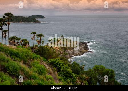 Die Landschaft des Laem Phromthep Cape in der Sonnenuntergangszeit in der Provinz Phuket, Thailand. Stockfoto