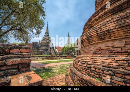 Die Landschaft von Wat Phra Si Sanphet mit den Backsteinpagoden in der Provinz Ayutthaya, Thailand. Stockfoto