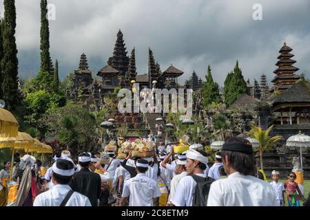 Bali, Indonesien - 21. Juli 2019 Religiöse Prozession in Pura Besakih, der wichtigste, der größte und heiligste Tempel der Hindu-Religion in Bali n Stockfoto