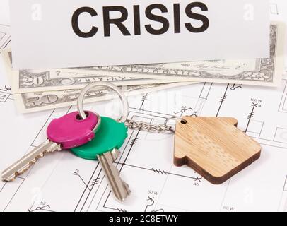 Home Schlüssel, Währungen Dollar und Inschrift Krise auf Wohnplan. Konzept der Immobilienkrise durch Coronavirus verursacht Stockfoto