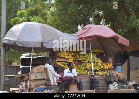 Ein Obststand am Straßenrand in Niamey, Niger, Afrika. Stockfoto