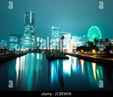 Yokohama Landmark Tower, Cosmo World und Minatomirai Skyline von der Bankoku Brücke. Stockfoto
