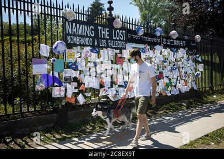 Peking, USA. Mai 2020. Ein Mann mit Gesichtsmaske geht an einem Denkmal für COVID-19 Opfer vor dem Green-Wood Friedhof in Brooklyn, New York, USA, 27. Mai 2020 vorbei. Quelle: Michael Nagle/Xinhua/Alamy Live News Stockfoto