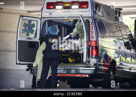 Peking, USA. Mai 2020. Medizinische Mitarbeiter transportieren einen Patienten von einem Krankenwagen zum George Washington University Hospital in Washington, DC, USA, 13. Mai 2020. Kredit: Ting Shen/Xinhua/Alamy Live Nachrichten Stockfoto