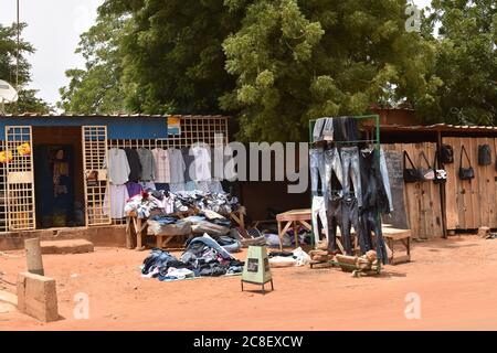 Ein Outdoor-Display eines gebrauchten Bekleidungsgeschäft in Niamey, Niger, Afrika Stockfoto