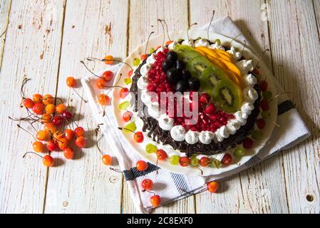 Köstliche Obstkuchen und Kirschen auf einem Hintergrund Stockfoto