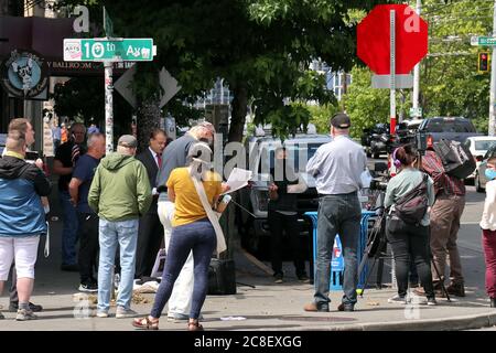 Seattle, Usa. Juli 2020. Journalisten um Tim Eyman gesehen, Wer versucht, den amtierenden Gouverneur Jay Inslee des US-Bundesstaates Washington bei den bevorstehenden Wahlen herauszufordern, hält eine Pressekonferenz in Seattle ab.Eyman hat Inslee und Jenny Durkan, den Bürgermeister von Seattle, wegen dessen, was er sagte, ihr Versagen, Ordnung in der Nachbarschaft des Capitol Hill durchzusetzen, geißelt. Die Pressekonferenz fand an dem Ort statt, an dem im vergangenen Monat ein Mann von unbekannten Angreifern in der ehemaligen "Capitol Hill Occupierten Protestzone" getötet wurde. Kredit: SOPA Images Limited/Alamy Live Nachrichten Stockfoto