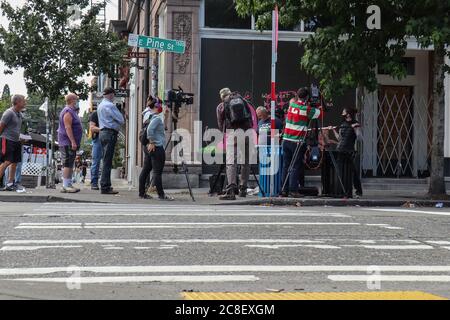 Seattle, Usa. Juli 2020. Journalisten um Tim Eyman, der versucht, den amtierenden Gouverneur Jay Inslee des US-Bundesstaates Washington in den kommenden Wahlen herauszufordern, halten eine Pressekonferenz in Seattle. Eyman geißelte Inslee und Jenny Durkan, den Bürgermeister von Seattle, wegen dessen, was er sagte, war ihr Versagen, Ordnung in der Stadt Capitol Hill Nachbarschaft durchzusetzen. Die Pressekonferenz fand an dem Ort statt, an dem im vergangenen Monat ein Mann von unbekannten Angreifern in der ehemaligen "Capitol Hill Occupierten Protestzone" getötet wurde. Kredit: SOPA Images Limited/Alamy Live Nachrichten Stockfoto