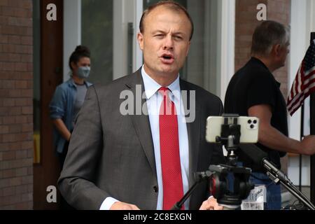 Seattle, Usa. Juli 2020. Tim Eyman, der den amtierenden Gouverneur Jay Inslee des US-Bundesstaates Washington bei den bevorstehenden Wahlen herausfordern will, spricht während einer Pressekonferenz in Seattle.Eyman hat Inslee und Jenny Durkan, die Bürgermeisterin von Seattle, Über was er sagte, war ihr Versagen, Ordnung in der Stadt Capitol Hill Nachbarschaft durchzusetzen. Die Pressekonferenz fand an dem Ort statt, an dem im vergangenen Monat ein Mann von unbekannten Angreifern in der ehemaligen "Capitol Hill Occupierten Protestzone" getötet wurde. Kredit: SOPA Images Limited/Alamy Live Nachrichten Stockfoto