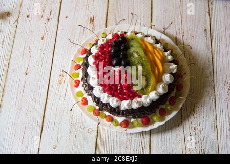 Eine vollständige Ansicht von Obstkuchen auf einem hölzernen Hintergrund mit Verwendung von selektivem Fokus Stockfoto