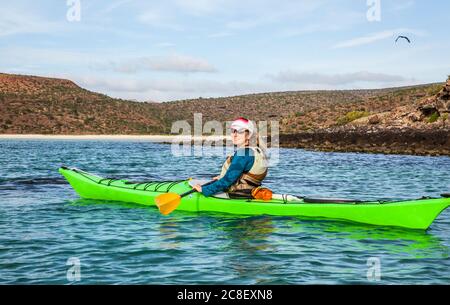 Eine Frau Kajakfahren vor der Küste von Isla Espirito Santo, Golf von Kalifornien, BCS, Mexiko. Stockfoto