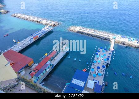 Blick auf Leonelli's Beach, eine beliebte Liegewiese auf Felsen der Küste von Sorrento, Italien Stockfoto