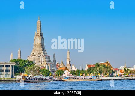 Wat Po / Wat Pho (voller Name Wat Phra Chetuphon), ein ikonischer Tempel in Bangkok, Thailand, vom gegenüberliegenden Ufer des Chao Phraya Flusses aus gesehen Stockfoto