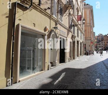 Rom, Italien. Juli 2020. Blick auf einen gerodeten Laden im Zentrum von Rom. Die Zahl der ausländischen Touristen in der italienischen Hauptstadt ist aufgrund der Corona-Pandemie extrem gering. (To dpa 'Alt-Rom ist verjüngend - Italiens Hauptstadt muss sich neu erfinden') Quelle: Petra Kaminsky/dpa/dpa/Alamy Live News Stockfoto