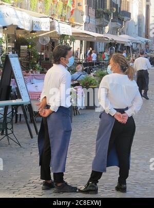 Rom, Italien. Juli 2020. Kellner und Kellnerinnen warten auf die Gäste auf der Piazza Navona. Die Zahl der ausländischen Touristen in der italienischen Hauptstadt ist aufgrund der Corona-Pandemie extrem gering. (To dpa 'Alt-Rom ist verjüngend - Italiens Hauptstadt muss sich neu erfinden') Quelle: Petra Kaminsky/dpa/dpa/Alamy Live News Stockfoto