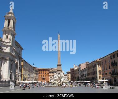 Rom, Italien. Juli 2020. Nur wenige Leute gehen über die Piazza Navona. Die Zahl der ausländischen Touristen in der italienischen Hauptstadt ist aufgrund der Corona-Pandemie extrem gering. (To dpa 'Alt-Rom ist verjüngend - Italiens Hauptstadt muss sich neu erfinden') Quelle: Petra Kaminsky/dpa/dpa/Alamy Live News Stockfoto