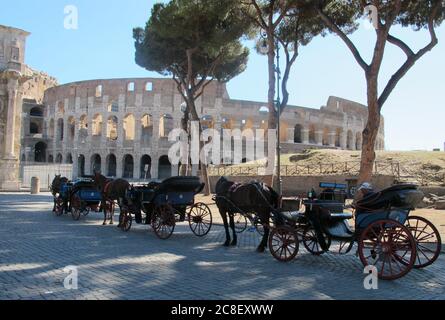 Rom, Italien. Juli 2020. Vor dem Kolosseum warten Kutschen auf die Kunden. Die Zahl der ausländischen Touristen in der italienischen Hauptstadt ist aufgrund der Corona-Pandemie extrem gering. (To dpa 'Alt-Rom ist verjüngend - Italiens Hauptstadt muss sich neu erfinden') Quelle: Petra Kaminsky/dpa/dpa/Alamy Live News Stockfoto