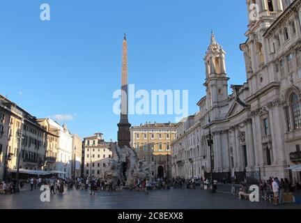 Rom, Italien. Juli 2020. Nur wenige Leute gehen über die Piazza Navona. Die Zahl der ausländischen Touristen in der italienischen Hauptstadt ist aufgrund der Corona-Pandemie extrem gering. (To dpa 'Alt-Rom ist verjüngend - Italiens Hauptstadt muss sich neu erfinden') Quelle: Petra Kaminsky/dpa/dpa/Alamy Live News Stockfoto