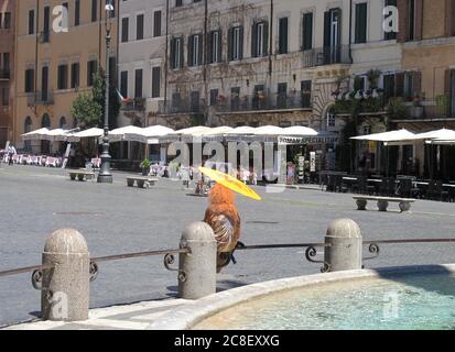 Rom, Italien. Juli 2020. Eine Frau sitzt mit einem Sonnenschirm am Brunnen in der Sonne auf der Piazza Navona. In anderen Jahren war der Platz oft sehr voll. Die Zahl der ausländischen Touristen in der italienischen Hauptstadt ist aufgrund der Corona-Pandemie extrem gering. (To dpa 'Alt-Rom ist verjüngend - Italiens Hauptstadt muss sich neu erfinden') Quelle: Petra Kaminsky/dpa/dpa/Alamy Live News Stockfoto