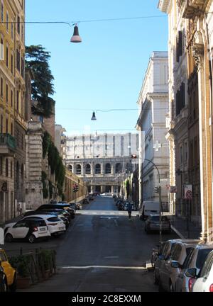 Rom, Italien. Juli 2020. Fast menschenleer ist eine Straße im Zentrum von Rom. Die Zahl der ausländischen Touristen in Italiens Hauptstadt ist aufgrund der Corona-Pandemie extrem gering (to dpa 'Old Rome is rejuvenating - Italy's Capital must reinvent itself') Quelle: Petra Kaminsky/dpa/dpa/Alamy Live News Stockfoto