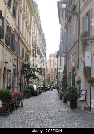 Rom, Italien. Juli 2020. Fast menschenleer ist eine Straße im Zentrum von Rom. Die Zahl der ausländischen Touristen in Italiens Hauptstadt ist aufgrund der Corona-Pandemie extrem gering (to dpa 'Old Rome is rejuvenating - Italy's Capital must reinvent itself') Quelle: Petra Kaminsky/dpa/dpa/Alamy Live News Stockfoto