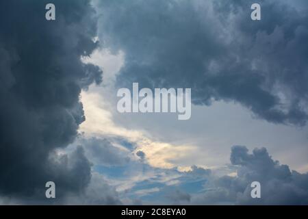 Dunkle Gewitterwolken vor Regen Stockfoto