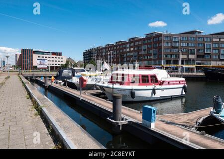 Terneuzen, Niederlande, 12. Juli 2020, Anlegeplatz für Ausflugsboote im Einkaufszentrum Stockfoto