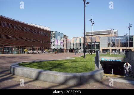 Kennemerwaard Bibliothek, Stedelijk Museum (Stadtmuseum), Theater De Vest und eine unterirdische Fahrradhalle in der niederländischen Stadt Alkmaar. Holland, März Stockfoto