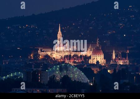 Budapest Nacht Stadtbild mit ungarischen parlament Gebäude Fischerbastei und Matthias Kirche aus einzigartiger Sicht Stockfoto