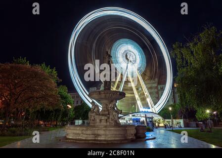 Budapester Riesenrad in Erzsebet Quare. Es gibt mehr Erholungsort. Bars Restaurants Clubs zum Beispiel. Beliebter Treffpunkt für Bürger und Stockfoto