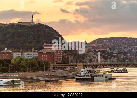 Budapester Stadtbild. Sie können die Freiheitsbrücke Erzsebet Brücke Buda königliche Burg Fishermens Bastion donau Fluss und berühmte Konzert Boot in der fo zu sehen Stockfoto