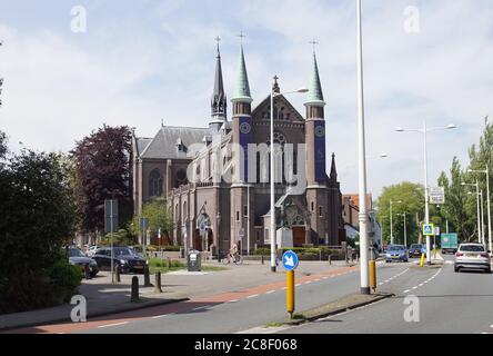 St. Joseph's Church (1908) (Sint-Josephkerk) eine römisch-katholische Kirche in der Stadt Alkmaar. Nationales Denkmal, in einen Apartmentkomplex umgewandelt. Stockfoto