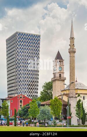 Tirana, Albanien. Die et'hem Bey Moschee mit dem 85 Meter hohen TID Turm dahinter. Der Turm wurde vom belgischen Architekturbüro 51N4E entworfen. Stockfoto