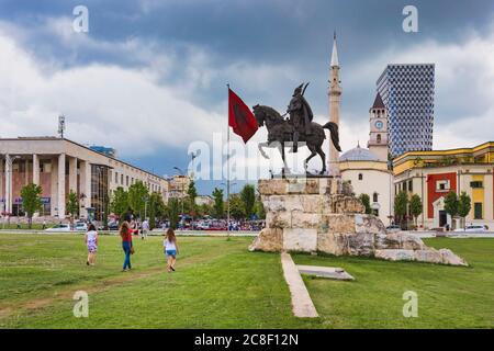 Tirana, Albanien. Skanderbeg Platz mit Denkmal für Skanderbeg, richtiger Name George Castriot, 1405 – 1468. Albanische Nationalflagge. Et'hem Bey Moschee in Stockfoto