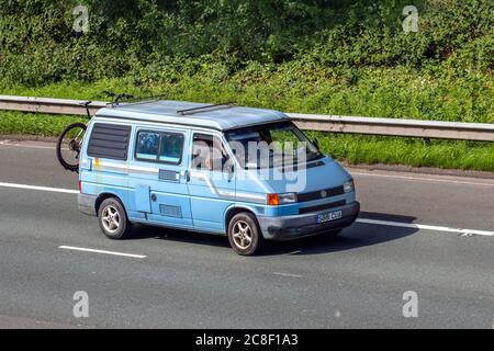 1998 90s Blue VW Volkswagen 800 Special TD SWB; Stag II Touring Caravans und Reisemobile, Wohnmobil auf britischen Straßen, Wohnmobil-Freizeitfahrzeug, Familienurlaub, Caravanetteurlaub, Caravanurlaub, Caravanurlaub, Van Umbauten, autohome, Wohnmobil auf der Straße Großbritannien Stockfoto