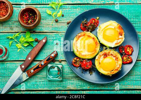 Spiegeleier mit Kirschtomaten in Teller.Spiegeleier für gesundes Frühstück Stockfoto