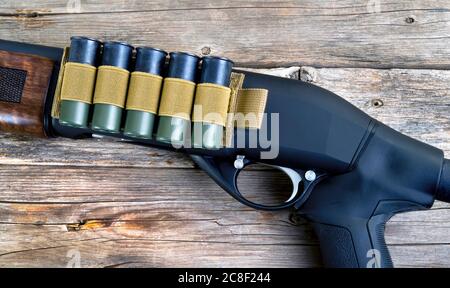 12 Gauge Schrotflinte mit taktischem Muschelhalter an der Seite der Waffe. Stockfoto