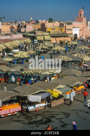 Djemaa El Fna, der Platz der Toten, wimmelt vom Leben in Marrakesch, Marokko Stockfoto
