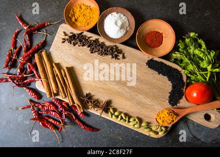 Verschiedene indische Gewürze mit Blick von oben Stockfoto