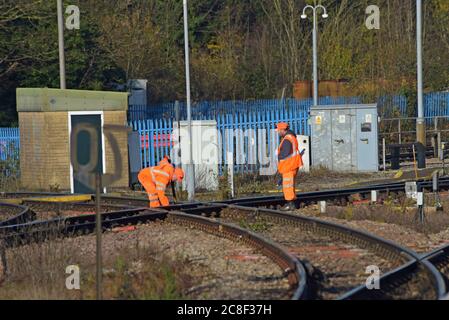 Mitarbeiter der Network Rail arbeiten direkt an der Bahnverbesserung und Wartung der Station Worcester Strauch Hill Stockfoto